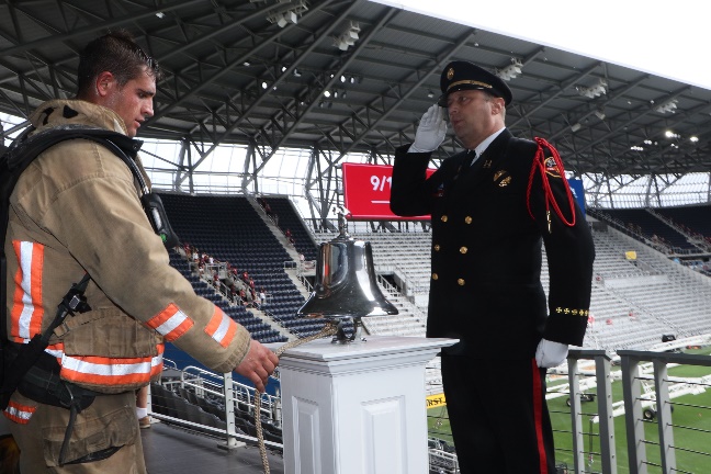 Participant rings the bell in honor of fallen firefighters